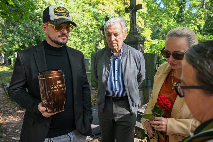 FOTO: Tomáš Zajíc alias Teniskožrout s urnou Jiřího Krampola. – stránka 22