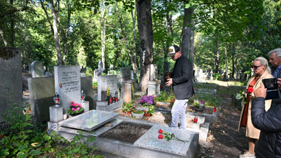 FOTO: Uložení urny Jiřího Krampola v září 2025.