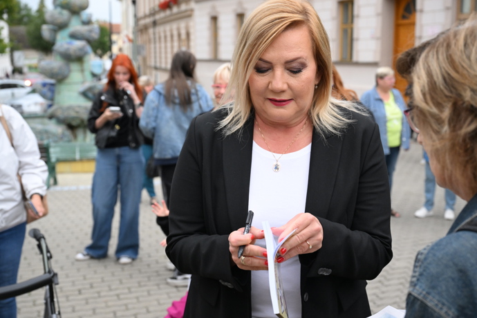 FOTO: Alena Schillerová na mítinku. – stránka 37