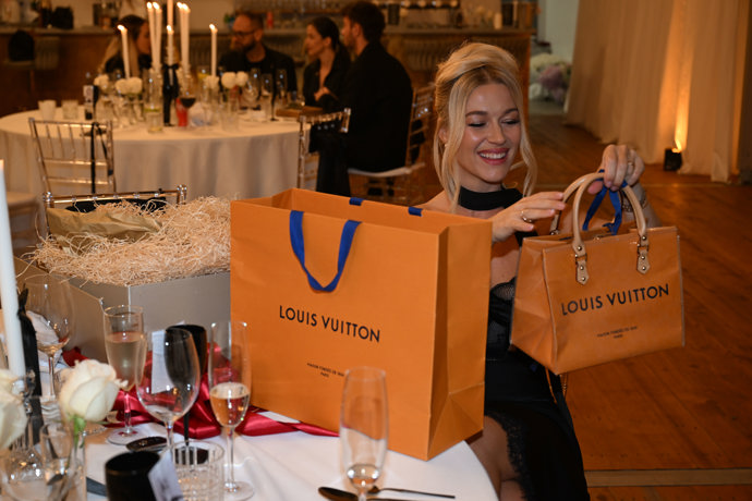 FOTO: Dominika Myslivcová dostala Louis Vuitton kabelku. – stránka 64