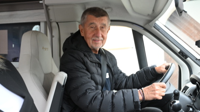 FOTO: Andrej Babiš ve svém karavanu.