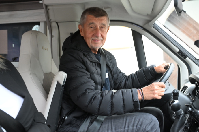 FOTO: Andrej Babiš ve svém karavanu. – stránka 24
