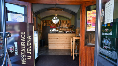 FOTO: Vchod do restaurace U Jelena.