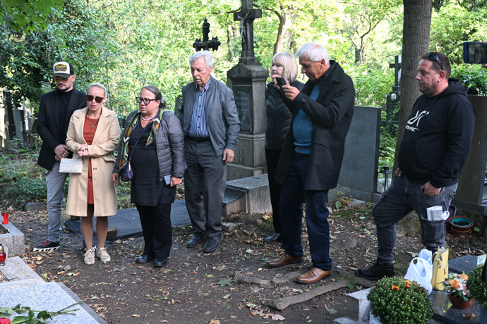 FOTO: Vlevo Tomáš Zajíc, Anička a Haničina sestra Marie Kottová, úplně vpravo Petr Krampol – stránka 18