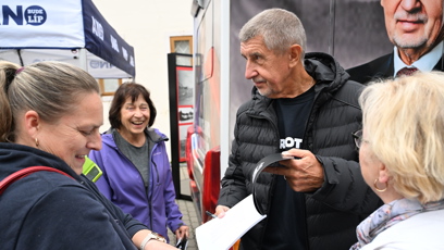 FOTO: Andrej Babiš s příznivci.