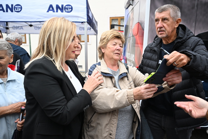 FOTO: Andrej Babiš s Alenou Schillerovou. – stránka 21