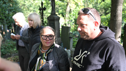 FOTO: Marie Kottová, sestra Hanky, a její synovec Petr Krampol na uložení urny Jiřího Krampola.