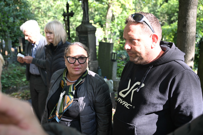 FOTO: Marie Kottová, sestra Hanky, a její synovec Petr Krampol na uložení urny Jiřího Krampola. – stránka 18