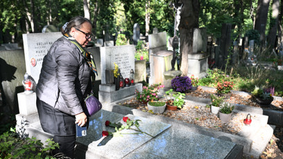 FOTO: Marie Kottová při uložení urny svého švagra Jiřího Krampola.