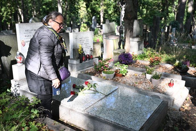 FOTO: Marie Kottová při uložení urny svého švagra Jiřího Krampola. – stránka 20
