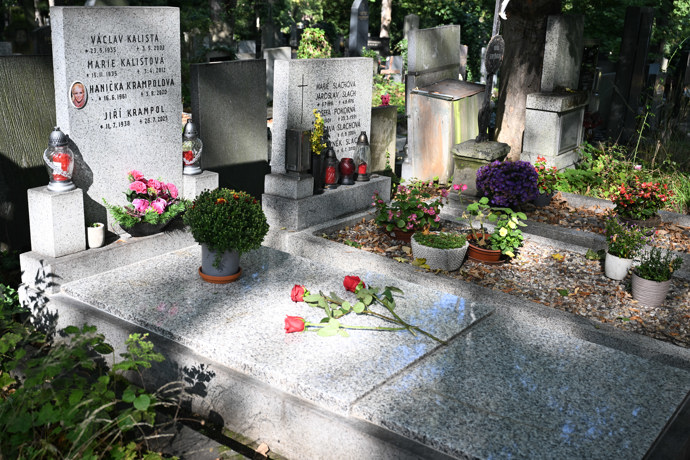 FOTO: Jiří Krampol spočinul v hrobě vedle své milované ženy Haničky. – stránka 17
