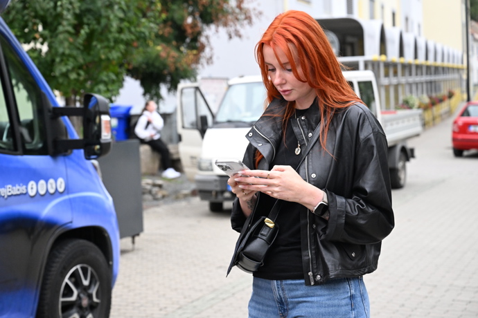 FOTO: Aneta Zicklerová spravuje sociální sítě hnutí ANO. – stránka 34