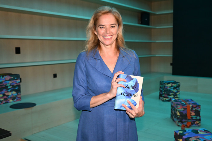 FOTO: Světlana Witowská se svou novou knihou. – stránka 37