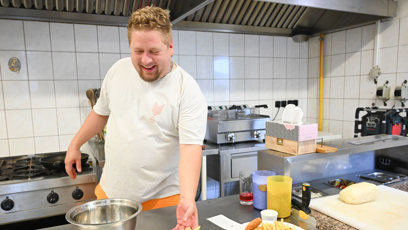 FOTO: David připravoval jídla s úsměvem.