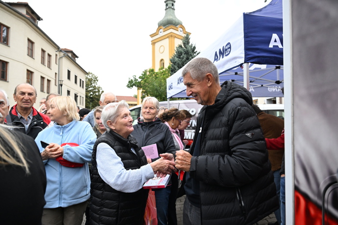 FOTO: Andrej Babiš se zdraví s příznivci. – stránka 17