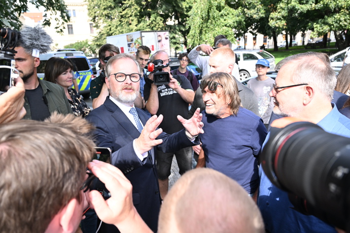 FOTO: Demonstranti s hesly „Fiala do Haagu“. – stránka 73