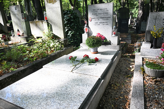 FOTO: Důstojné místo posledního odpočinku herce Jiřího Krampola – stránka 14