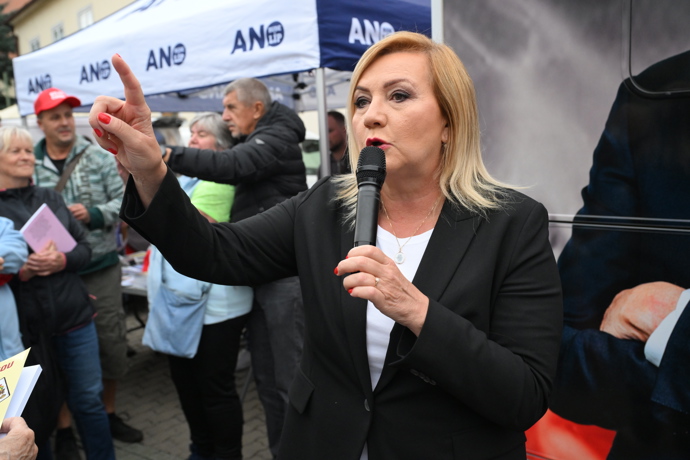 FOTO: Alena Schillerová na mítinku Andreje Babiše. – stránka 33