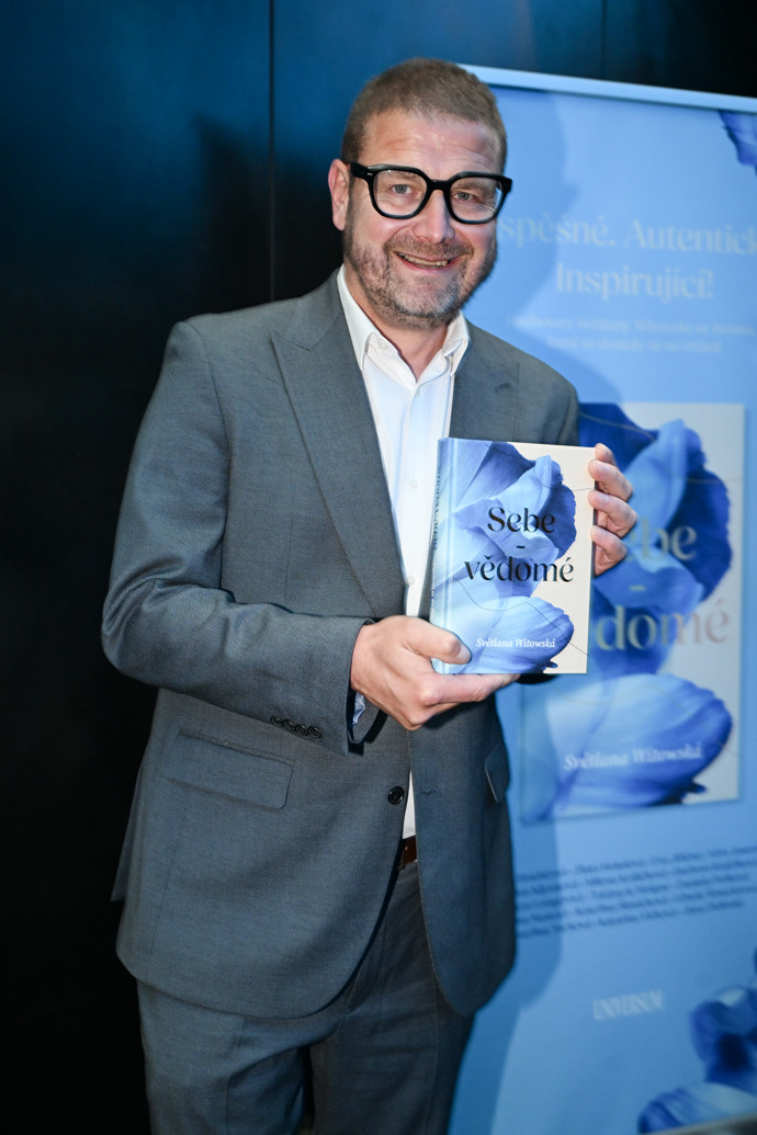 FOTO: Jindřich Šídlo s knihou Světlany – stránka 1