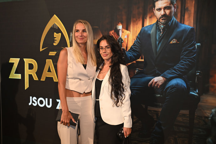 FOTO: Zrádkyně Sára Kowalová a Mia Kirchnerová. – stránka 17