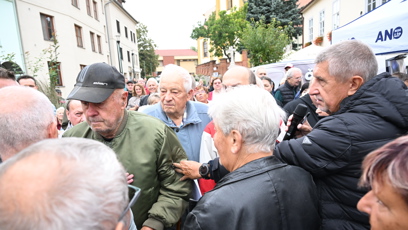 FOTO: Andrej Babiš reaguje na nespokojeného účastníka mítinku.