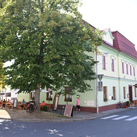 Nechybí ani příjemné letní posezení na zahrádce pod stromy. 