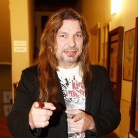 V rozpuštěných vlasech nechodí Petr Kolář do společnosti tak často. 