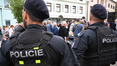 FOTO: Mítink Andreje Babiše v obležení policistů.
