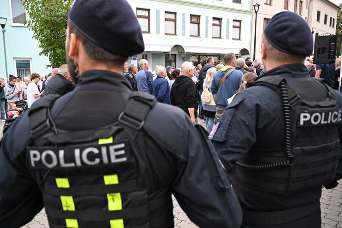 FOTO: Mítink Andreje Babiše v obležení policistů. – stránka 12
