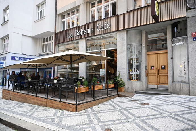 FOTO: Kavárna La Bohème Café se objevuje v nové knize Dana Browna. – stránka 113