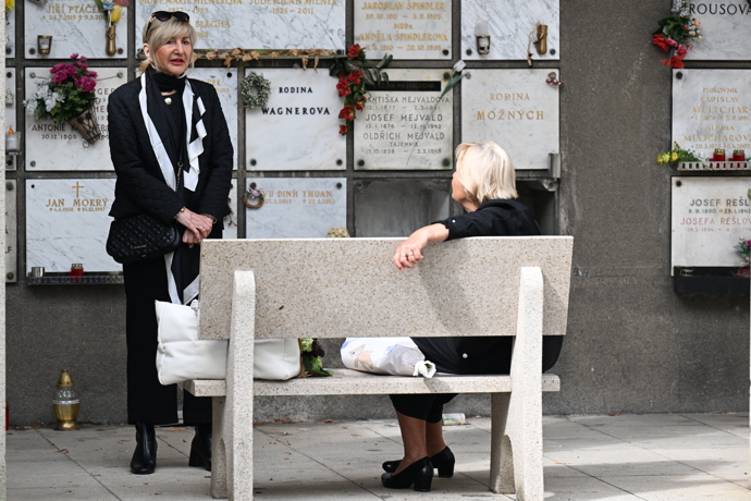 FOTO: Lidé se dnes naposledy loučí s Petrem Obdržálkem. – stránka 48