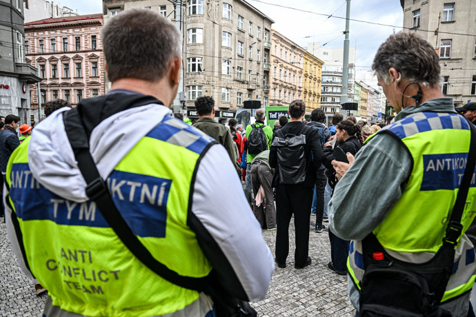 FOTO: Antikonfliktní tým příliž práce neměl. – stránka 20