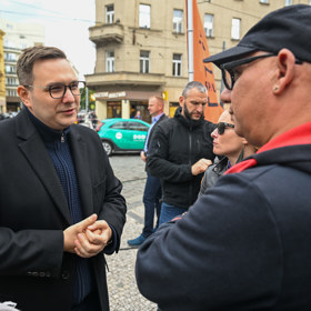 Jan Lipavský se baví s odpůrcem.