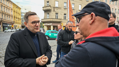 FOTO: Jan Lipavský se baví s odpůrcem.