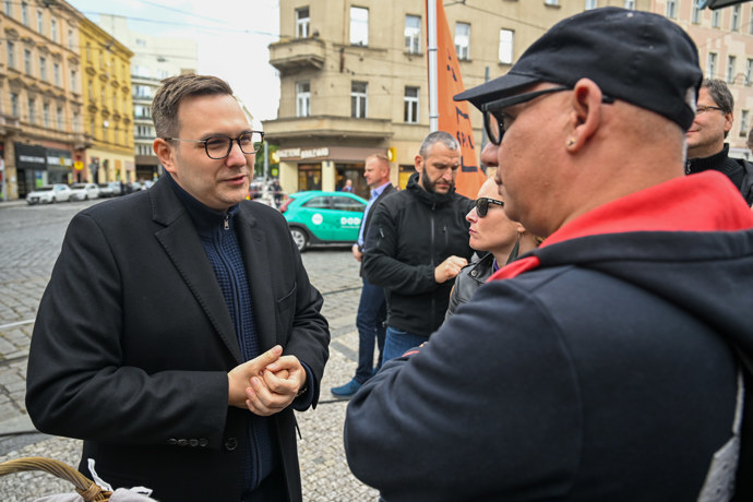 FOTO: Jan Lipavský se baví s odpůrcem. – stránka 17