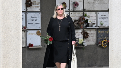 FOTO: Rodina a přátelé se loučí s Petrem Obdržálkem. Pohřeb probíhá v Malé obřadní síni strašnického krematoria.
