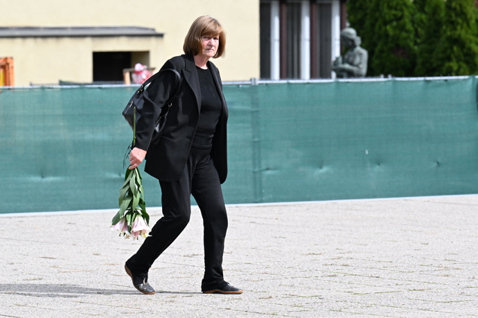 FOTO: Rodina a přátelé se loučí s Petrem Obdržálkem. Pohřeb probíhá v Malé obřadní síni strašnického krematoria. – stránka 40
