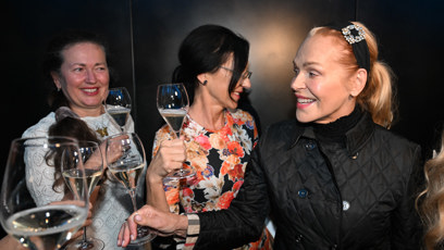 FOTO: Dagmar Havlová si slavnostně přiťukla s ostatními hosty.