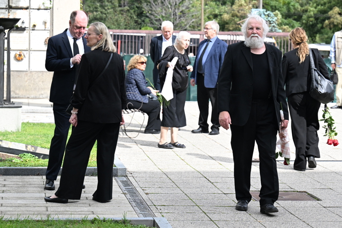 FOTO: Přátelé a kolegové se přišli naposledy rozloučit s režisérem Petrem Obdržálkem. – stránka 36