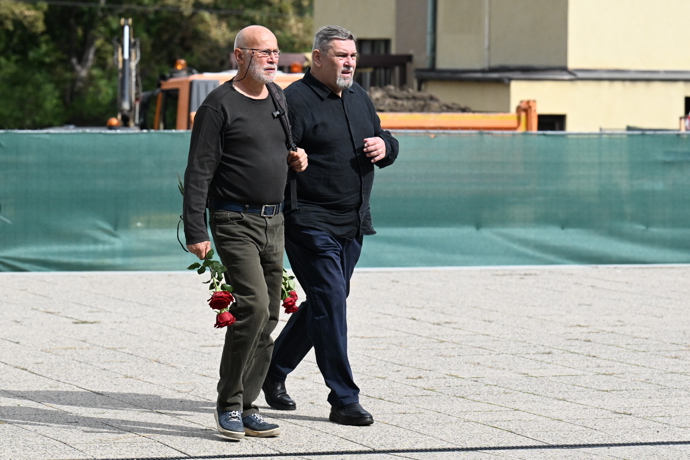 FOTO: Přátelé a kolegové se přišli naposledy rozloučit s režisérem Petrem Obdržálkem. – stránka 34