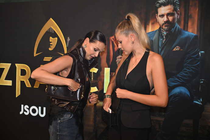 FOTO: Iva Kubelková vzala na Zrádce svou půvabnou dceru Natálku. – stránka 13