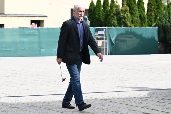 FOTO: Přátelé a kolegové se přišli naposledy rozloučit s režisérem Petrem Obdržálkem. – stránka 32