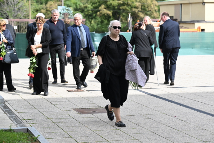 FOTO: Přátelé a kolegové se přišli naposledy rozloučit s režisérem Petrem Obdržálkem. – stránka 31