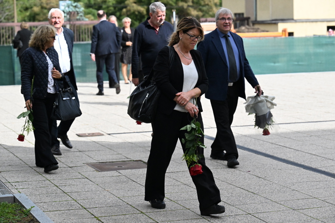 FOTO: Přátelé a kolegové se přišli naposledy rozloučit s režisérem Petrem Obdržálkem. – stránka 30