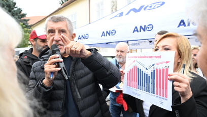 FOTO: Andrej Babiš vášnivě diskutuje na svém mítinku.