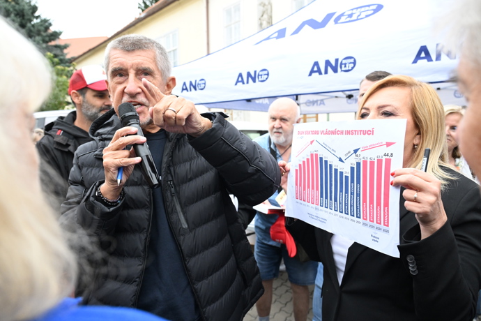 FOTO: Andrej Babiš vášnivě diskutuje na svém mítinku. – stránka 11