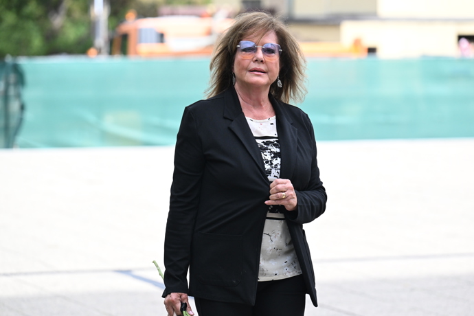 FOTO: Marie Tomsová přišla vyprovodit Petra Obdržálka na jeho poslední cestu. – stránka 28