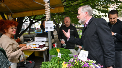 FOTO: Petr Fiala pozdravil stánkaře.