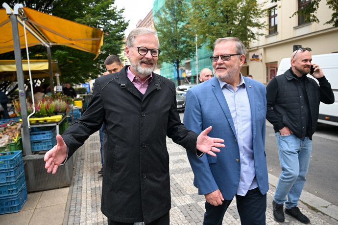 FOTO: Petr Fiala přichází na akci Spolu. – stránka 100