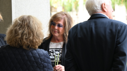 FOTO: Marie Tomsová na pohřbu Petra Obdržálka.